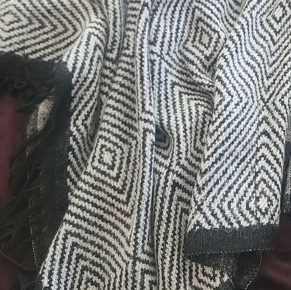 NEW YORK Andrew Mark beautiful Poncho w/hood and snap buckle.Fringed ends.Dressy - Picture 3 of 7